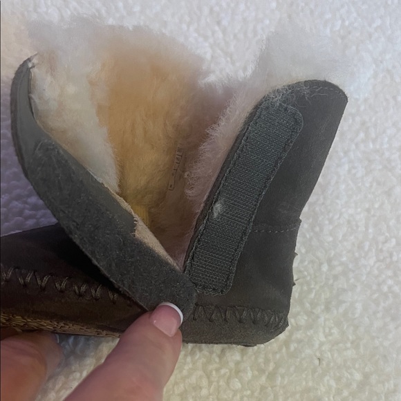 UGG brown  Shearling Infant Velcro Boots size 4.5T - Picture 5 of 10